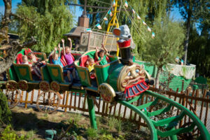 Kinder auf einer Kinderachterbahn im Europapark