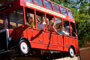 Eine Familie in einem roten Bus im Europapark