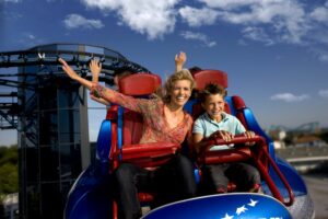 Mutter und Sohn auf Achterbahn im Europapark