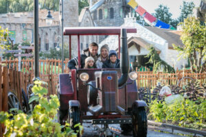 Eine Familie in einem Traktor im Europapark